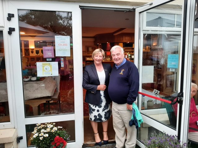 image lady-captain-jo-presenting-1st-prize-in-9-hole-to-michael-feely-jpg