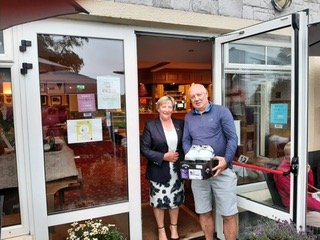 image lady-captain-jo-presenting-2nd-prize-in-18-holes-to-john-hanlon-jpg