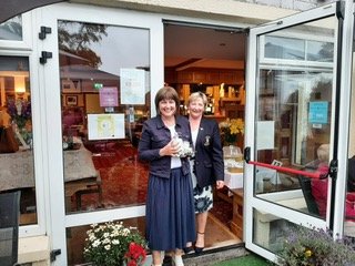 image lady-captain-jo-presenting-2nd-prize-in-9-hole-to-anne-daly-on-behalf-of-kate-elliott-jpg