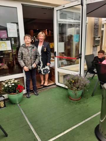 image lady-captain-jo-presenting-3rd-prize-in-cadets-chip-putt-to-harry-robinson-jpg