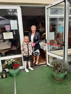 image lady-captain-jo-presenting-the-2nd-prize-in-cadets-chip-putt-to-emily-dunne-jpg