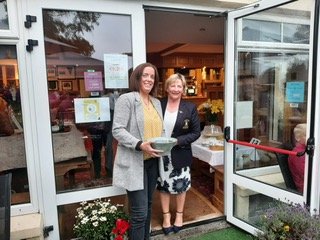 image lady-captain-jo-presenting-the-best-back-9-prize-to-catherine-okeeffe-jpg