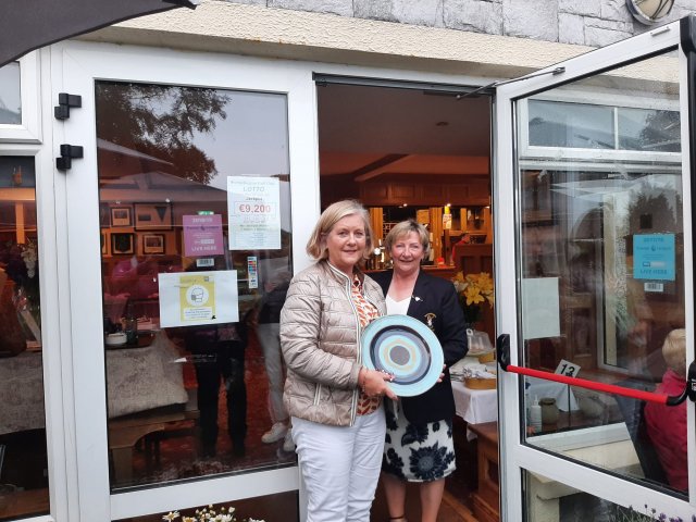 image lady-captain-jo-presents-golden-girls-prize-to-breda-cummins-jpg