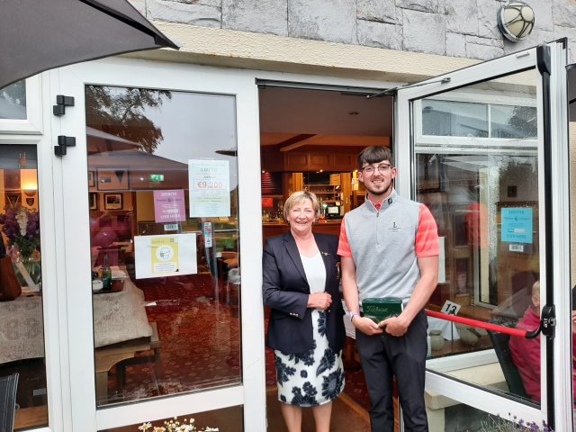 image lady-captain-jo-presents-mens-gross-prize-to-dylan-dunne-jpg