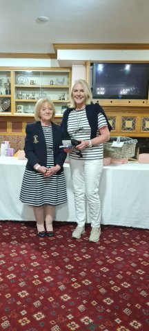 image anne-turley-accepting-past-president-prize-jpg