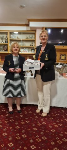 image lady-president-2021-accepting-1st-prize-in-9-hole-competition-on-behalf-of-kate-elliott-jpg