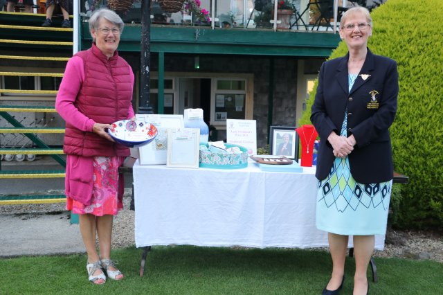 image lady-president-stephanie-gorman-presenting-agnes-holland-with-back-nine-prize-at-the-lady-presidents-prize-day-in-portarlington-golf-club-jpg