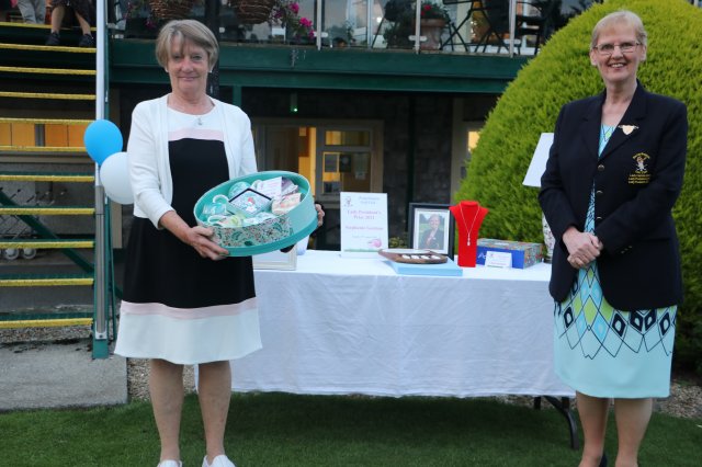 image lady-president-stephanie-gorman-presenting-celeste-sweetman-with-the-golden-girls-prize-at-the-lady-presidents-prize-day-in-portarlington-golf-club-jpg