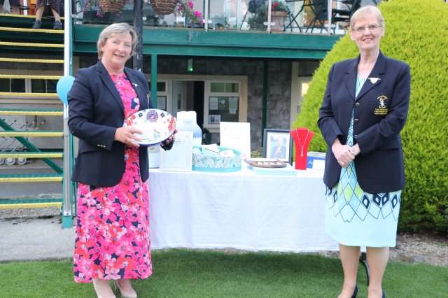 image lady-president-stephanie-gorman-presenting-jo-lawrence-with-front-nine-prize-at-the-lady-presidents-prize-day-in-portarlington-golf-club-jpg