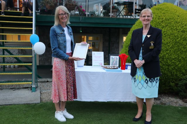 image lady-president-stephanie-gorman-presenting-rita-dowling-with-committee-prize-at-the-lady-presidents-prize-day-in-portarlington-golf-club-jpg