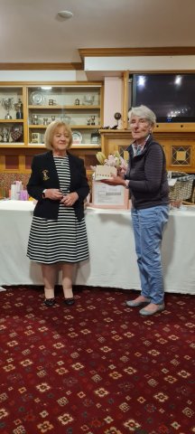 image margo-whelehan-accepting-best-junior-prize-on-behalf-of-mairead-pang-jpg