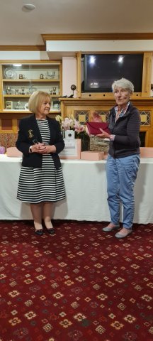 image margo-whelehan-accepting-gross-prize-on-behalf-of-eina-pang-jpg